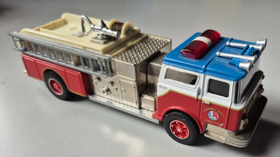 CORGI CLASSICS 1:50 SCALE 52002 MACK CF PUMPER FIRE ENGINE LIONEL CITY BOXED - Image 2 of 2