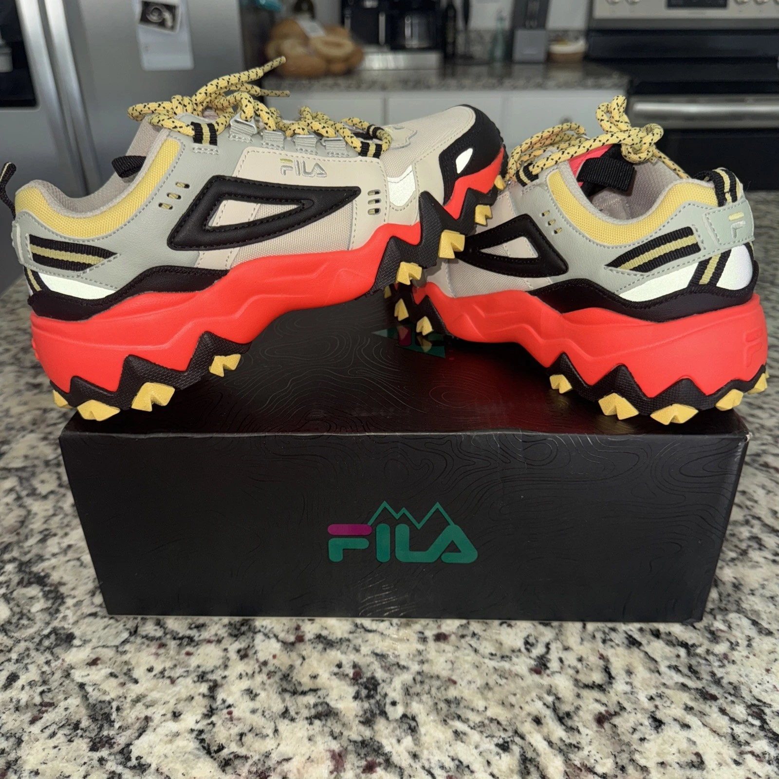 Preowned Women Fila Oakmont TR Colorblock Leather Trail Running Shoes Size 7.5