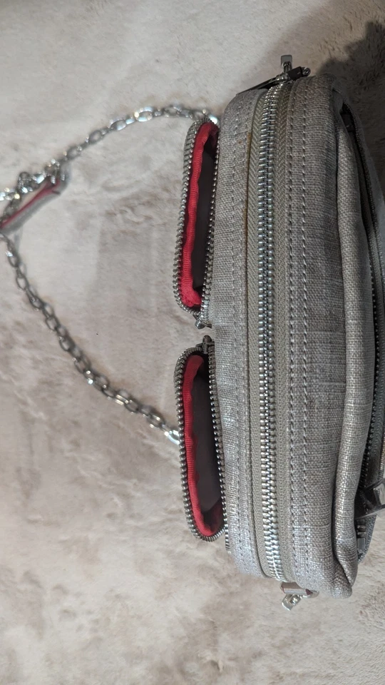 Bolso Bandolera MZ Wallace Lino Metálico Esmaltado 3 Bolsillos Internos. Excelente Usado Foto 4 de 4