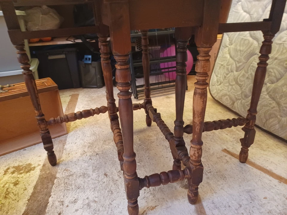 Antigua mesa de hojas caídas. Necesita ser acabado pero está bien hecho y sólido. Foto 4 de 4