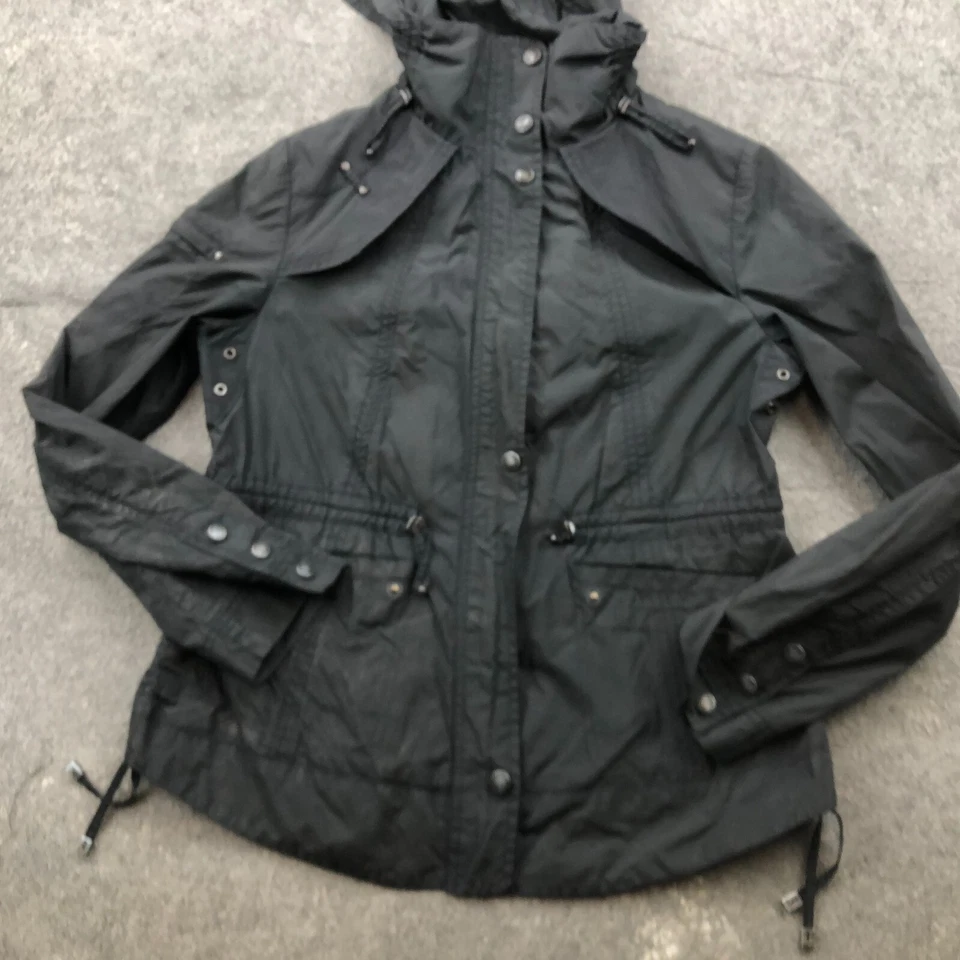 Chaqueta cortavientos informal utilitaria con capucha cremallera completa negra mediana Cole Haan para mujer* Foto 2 de 4