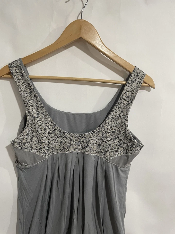 Camiseta sin mangas Lululemon gris floral talla 12  Foto 4 de 4