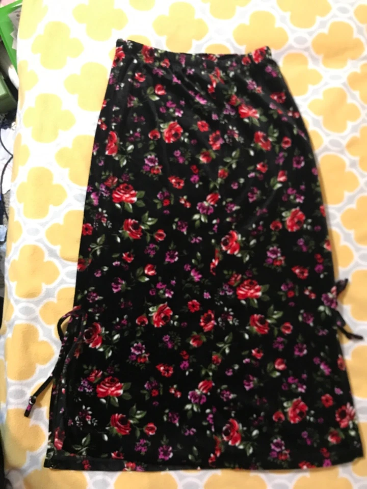 Marca My Michelle, falda larga niña flores rojas, mediana, cintura elástica, negra Foto 3 de 4