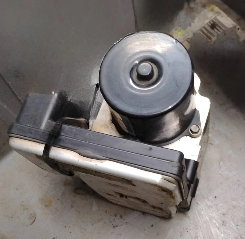 2004-2006 Cadillac Escalade  ABS Anti-Lock Brake Pump Assembly OEM - Image 3 of 4