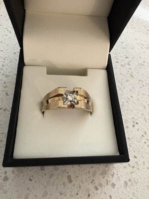 Estate: Mens 10k Y/G Ring With A Small Diamond 4gr   Tested  Not Scrap