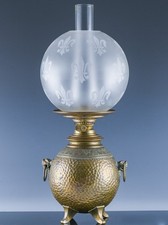 GREAT c1900 ARTS & CRAFTS GORHAM HAMMERED BRASS & ETCHED GLASS PARLOR OIL LAMP