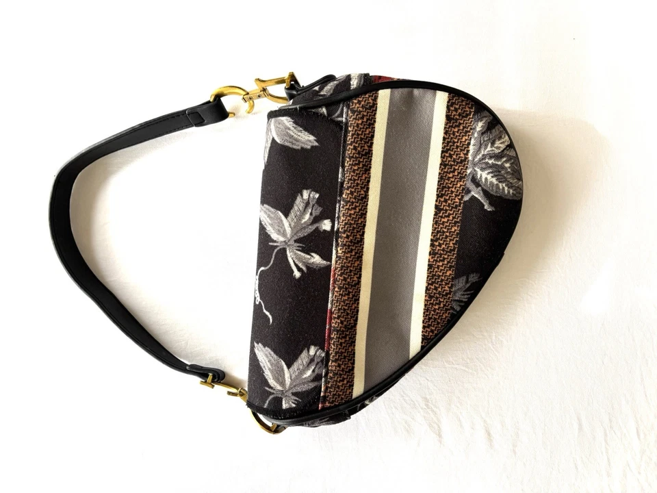 D Floral Canvas Handbag with Wooden Handles and Flowers Design - Image 3 of 3