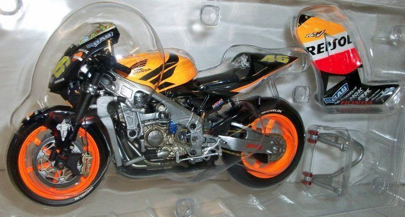 Minichamps 1/12 Scale 122 037146 Honda RC211V Rossi Repsol Minichamps 1/12 Scale 122 037146 Honda RC211V Rossi Repsol