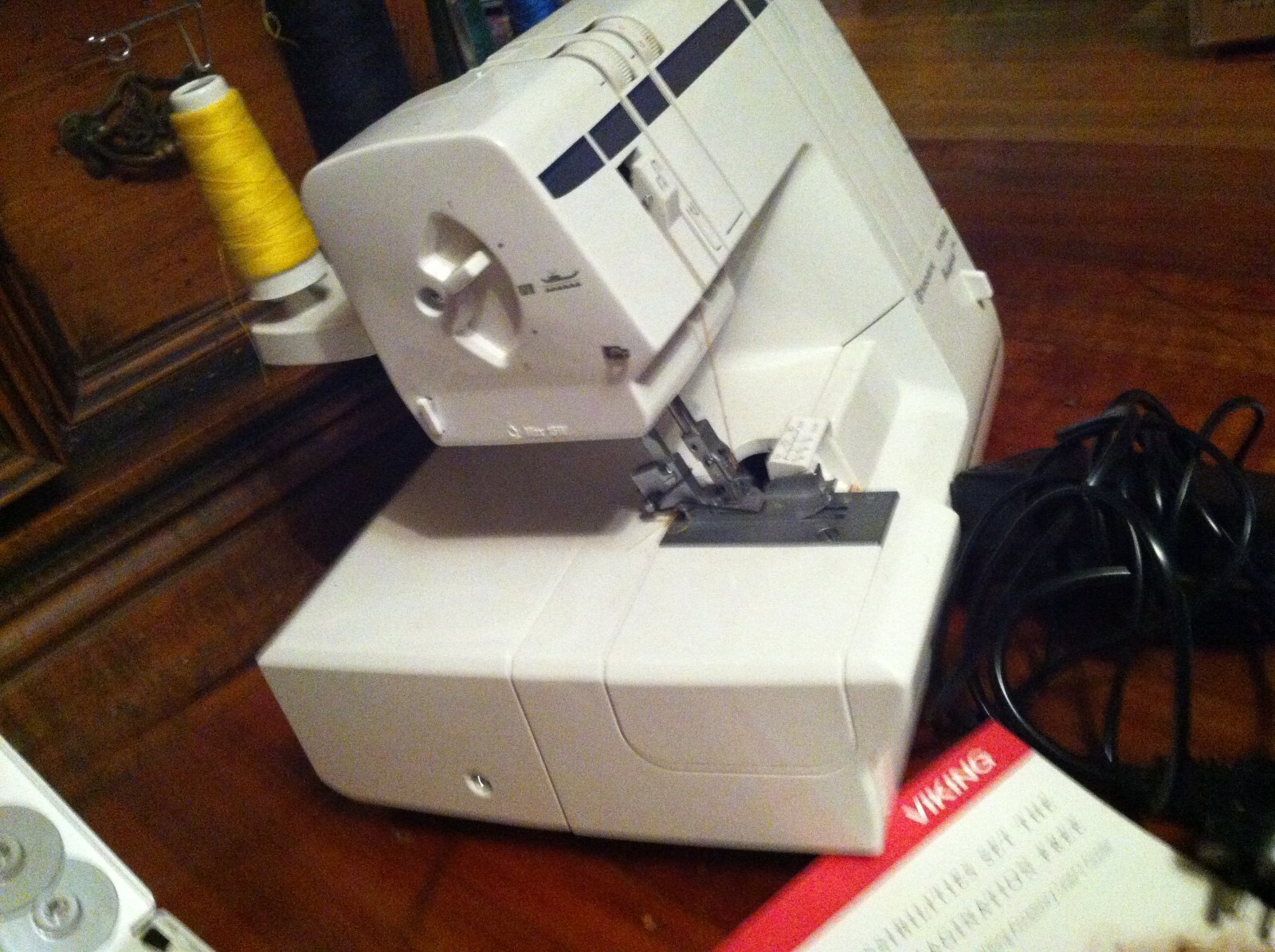 Husqvarna Viking Huskylock 905 Overlock Sewing Machine eBay
