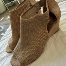 Donald-pliner Women's Tan and Gold Sandals