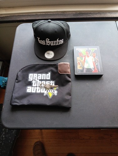 Grand Theft Auto V Box Set Money Bag w/key, Hat, Game(Ps3 Disk) - Picture 2 of 9