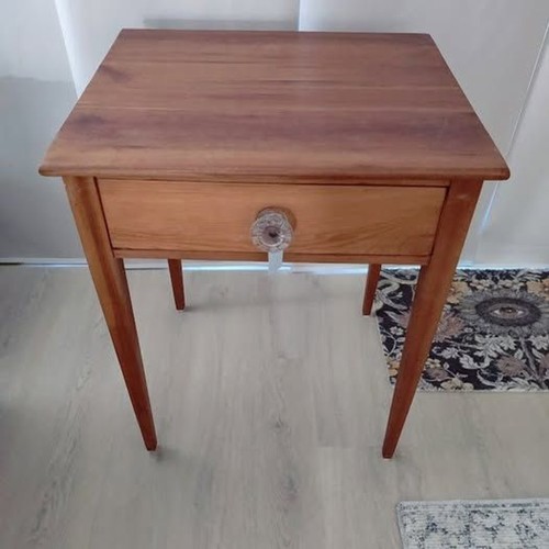 Beautiful Antique End table with drawer, in very good condition