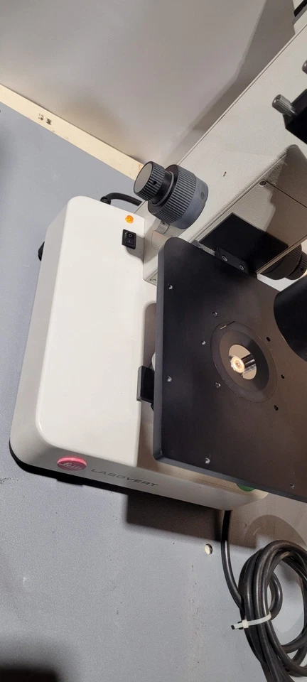 Microscopio invertido Leitz Labovert con 4 objetivos Foto 2 de 4