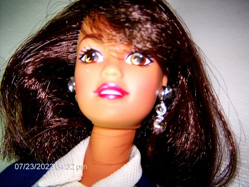 1961 Barbie Dark Reddish Brown Hair with Hazel Eyes American Airlines #984 - Picture 2 of 14