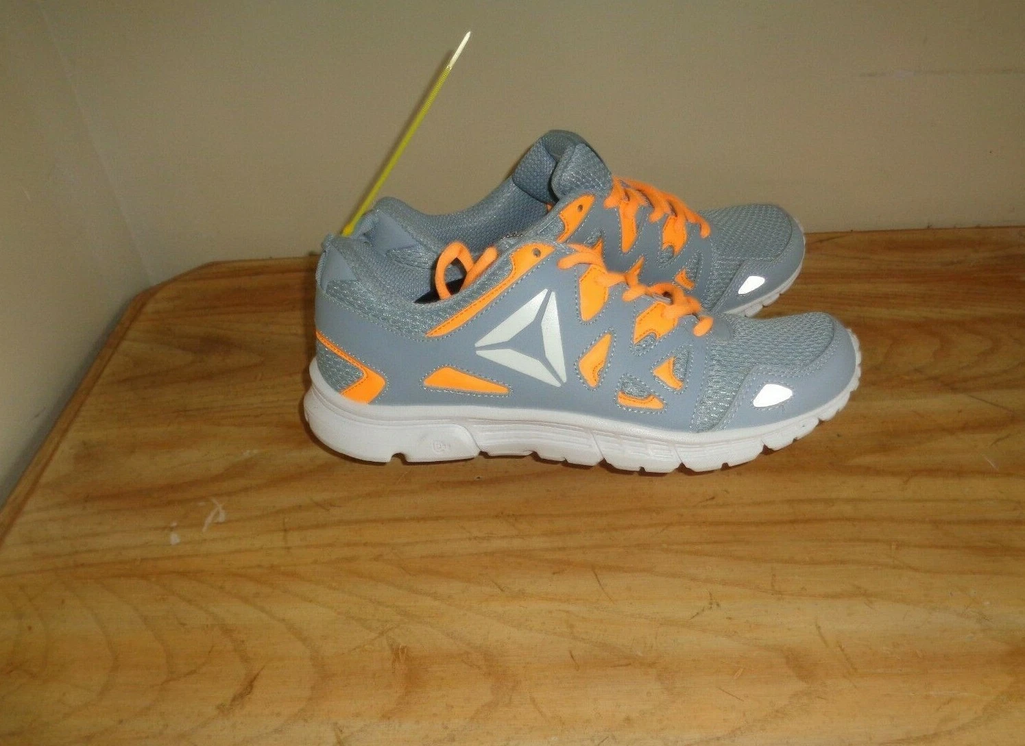 BASKETS DE COURSE REEBOK GRIS/CORAL SUPREME 3,9 MT NEUVES AVEC ÉTIQUETTES TAILLE 8