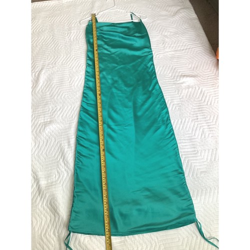 Mable grünes Satin-Schlupfkleid Damen kleiner Wasserfallausschnitt geraffte Seite Midikleid - Bild 3 von 10