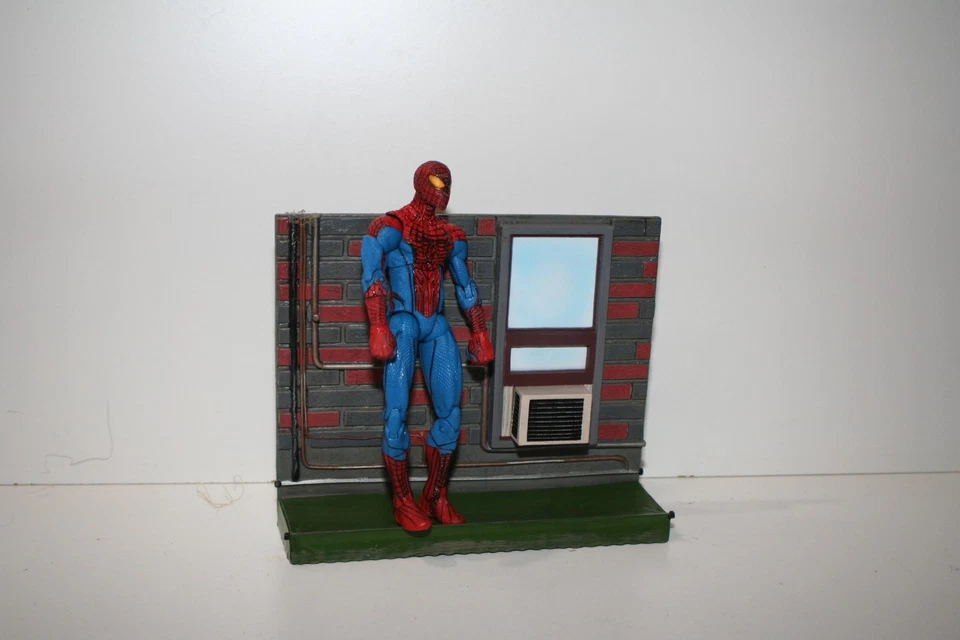 Figura exclusiva Marvel Diamond Select 7" Amazing Spider-Man desenmascarado Disney  Foto 3 de 4