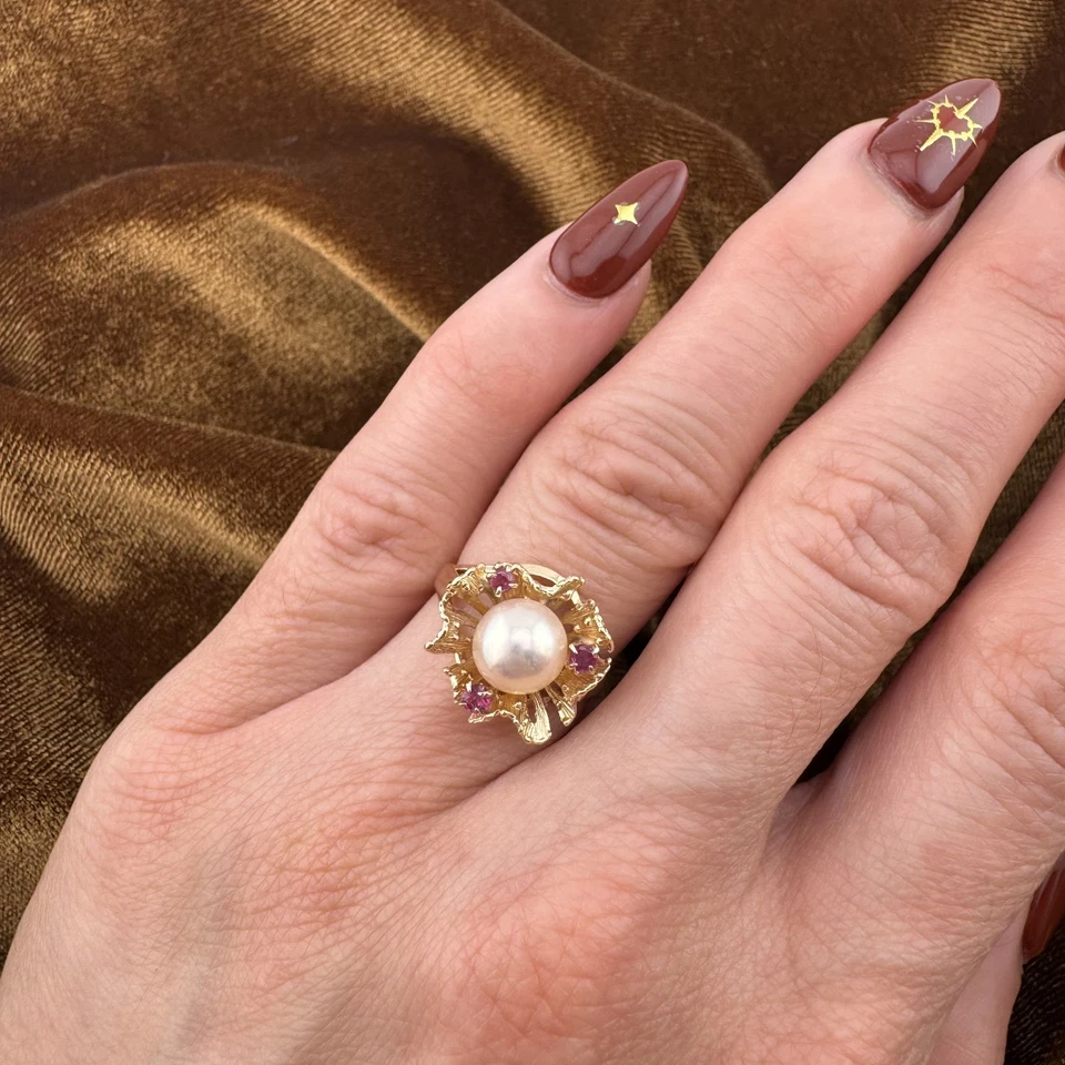 Vintage 14K Gold 7.5mm Pearl & Ruby Textured Flower Statement Ring 3.3g - Image 2 of 4