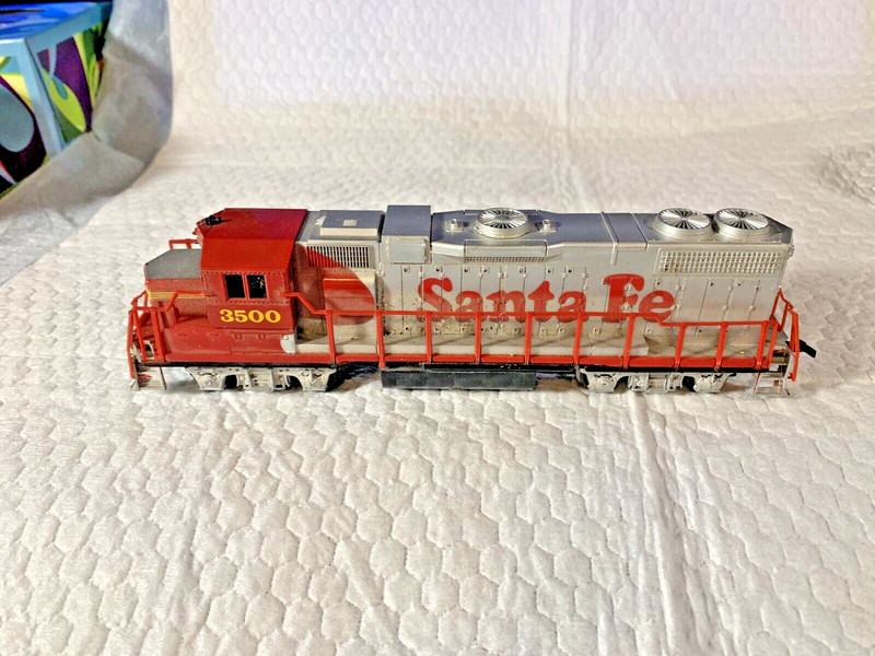 Ho Scale Life-like Santa Fe 3500  Diesel Locomotive Red Silver GP38-2