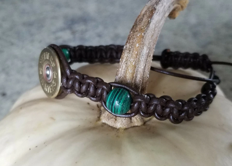 Pulsera Herters Shot Shell calibre 12 con cordón de cuero marrón y cuentas de malaquita Foto 3 de 4