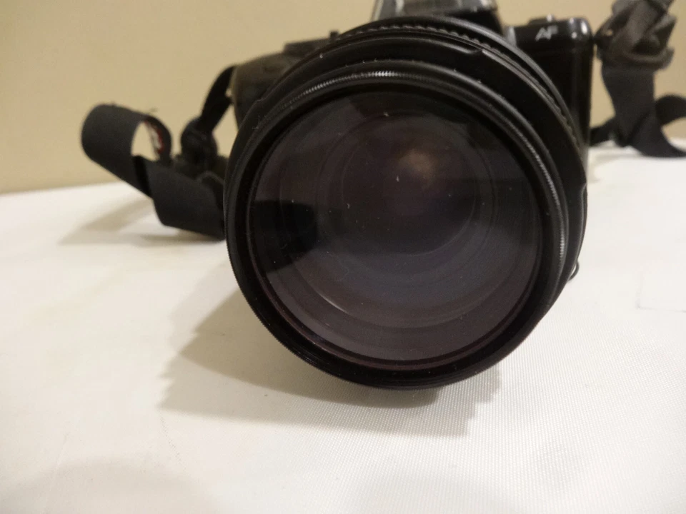 Cámara Nikon N4004 AF SLR con lente Quantaray Tech-10 75-300 mm 1:4-5,6 Foto 2 de 4