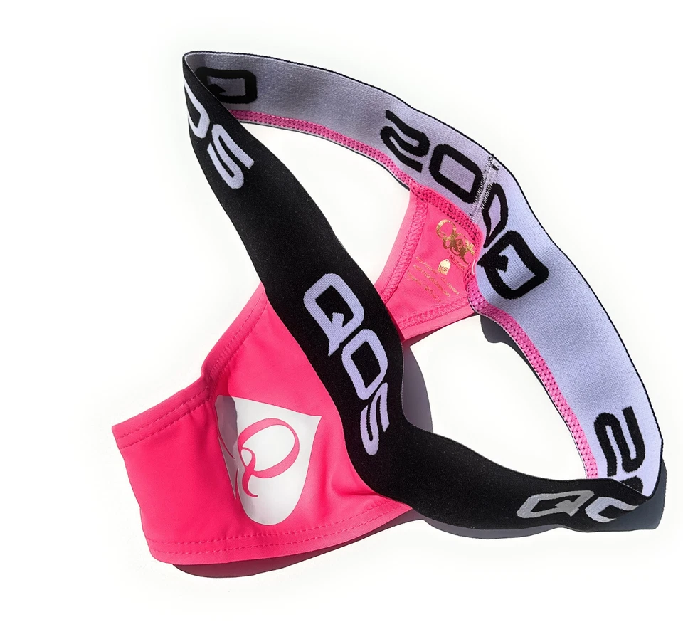 Tanga Rosa Caliente Oficial Icónico Marca QOS - Bragas Hotwife Reina de Picas Foto 4 de 4