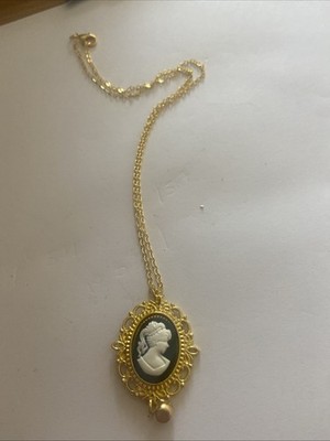 Goldene Halskette mit schwarz-weißer Kamee (modern) 