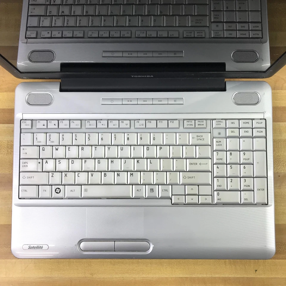 Portátil retro para juegos Toshiba Satellite Athlon 2,10 GHz 3 GB de RAM Windows 7 Ultimate Foto 4 de 4