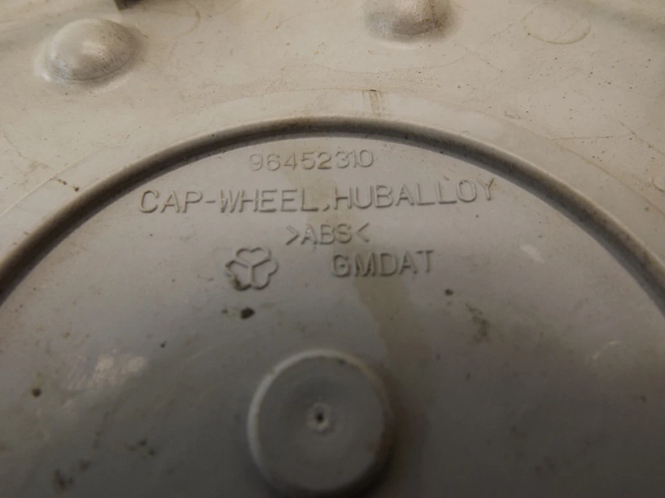 Tampa de roda central Chevrolet Aveo 2004-2008 usada fabricante de equipamento original 96452310 - Imagem 3 de 4