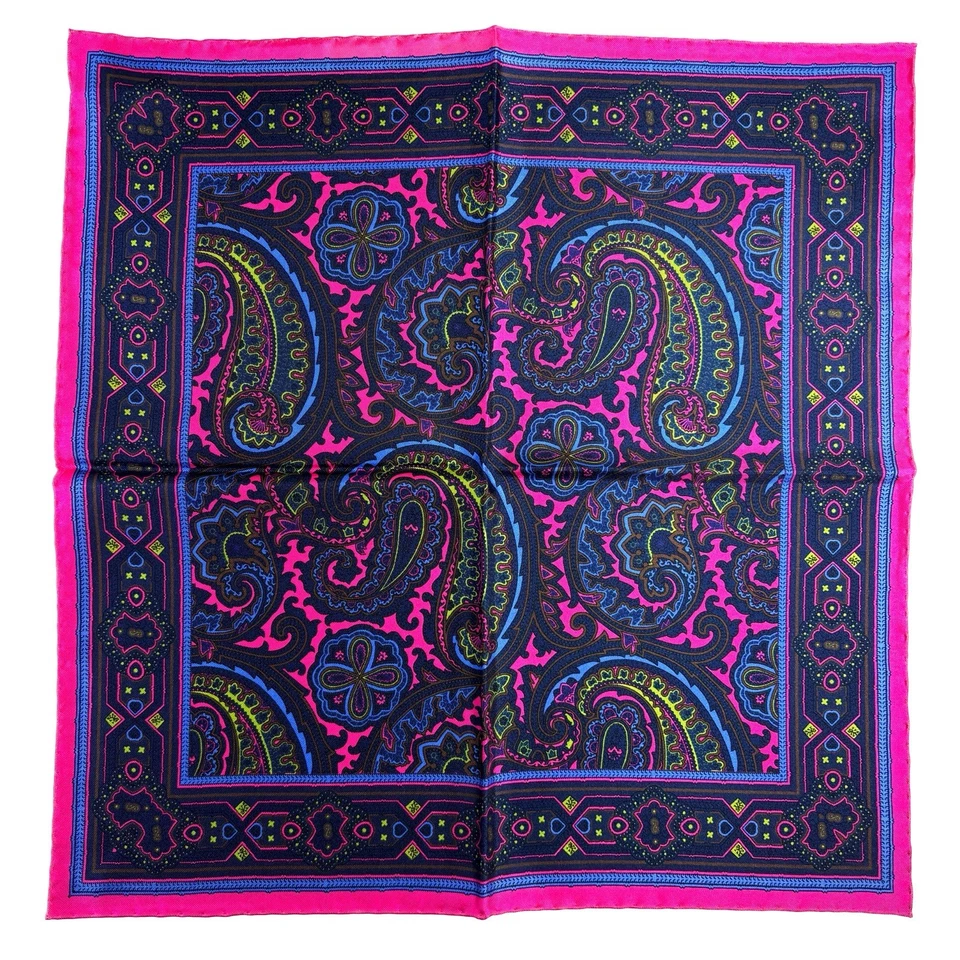 Cuadrado de bolsillo de seda cachemira fucsia y azul marino (enrollado a mano en Inglaterra) Foto 4 de 4