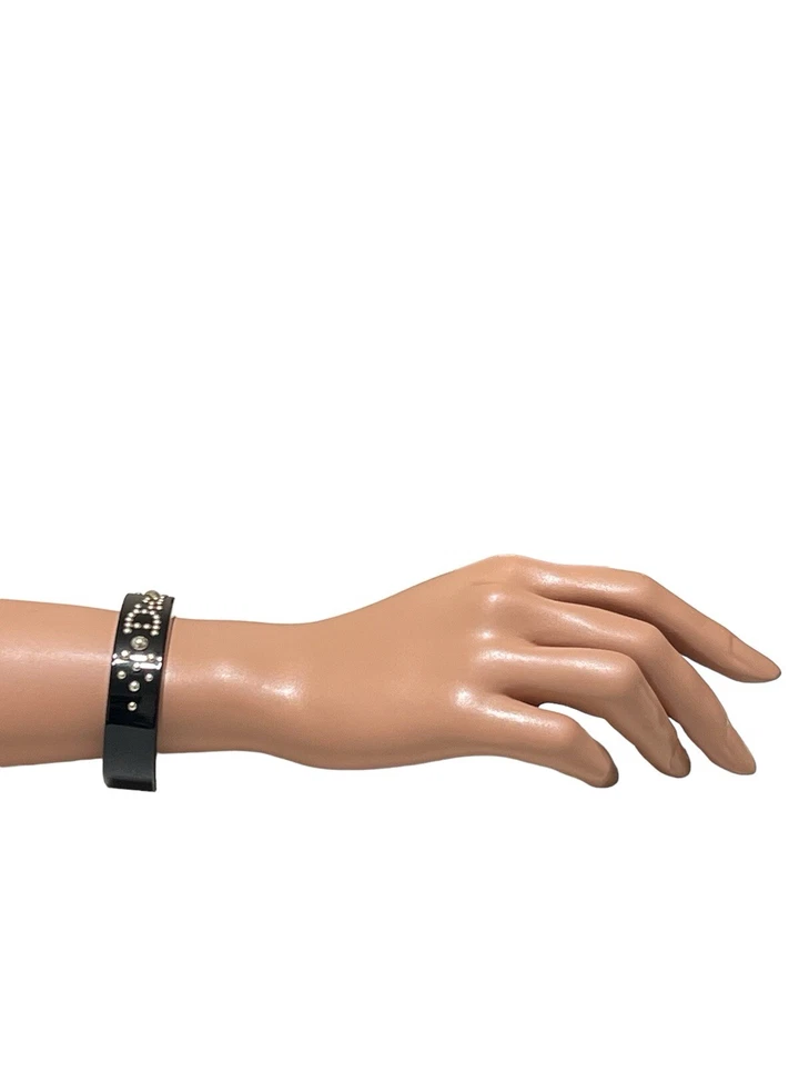 Brazalete De Colección Christian Dior por John Galliano Negro Tachonado Logo Lucite Foto 2 de 4