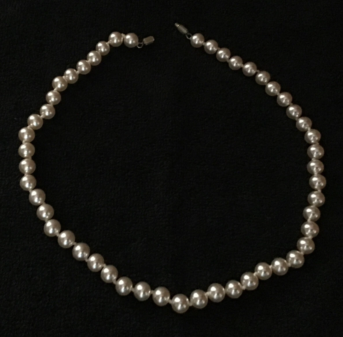 OFF WHITE Collana di perle finte bianco sporco annodate 17"