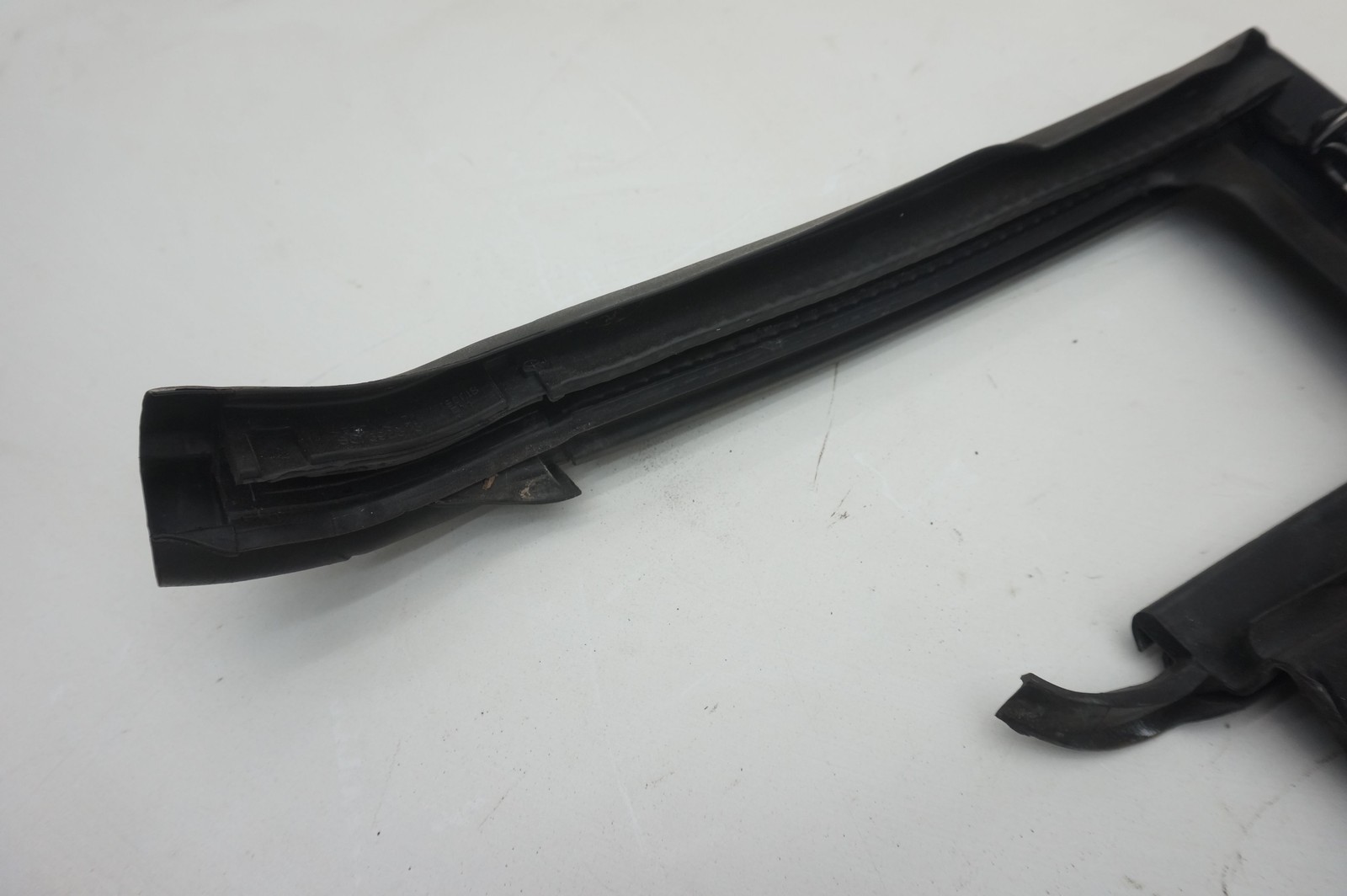 Right Door Perimeter Window Weather Strip Seal 82199500 Ferrari 488 Spider 2017