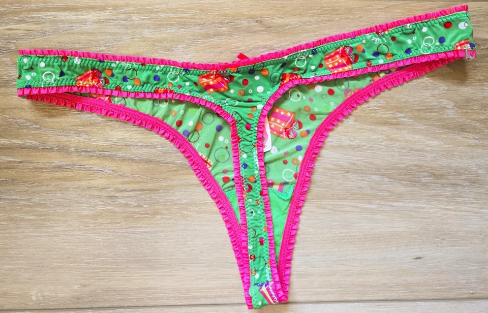 Nuevo con etiquetas Tanga Panty Vintage Victoria's Secret Pout Navidad Suave Sedoso con Volantes S Foto 2 de 3