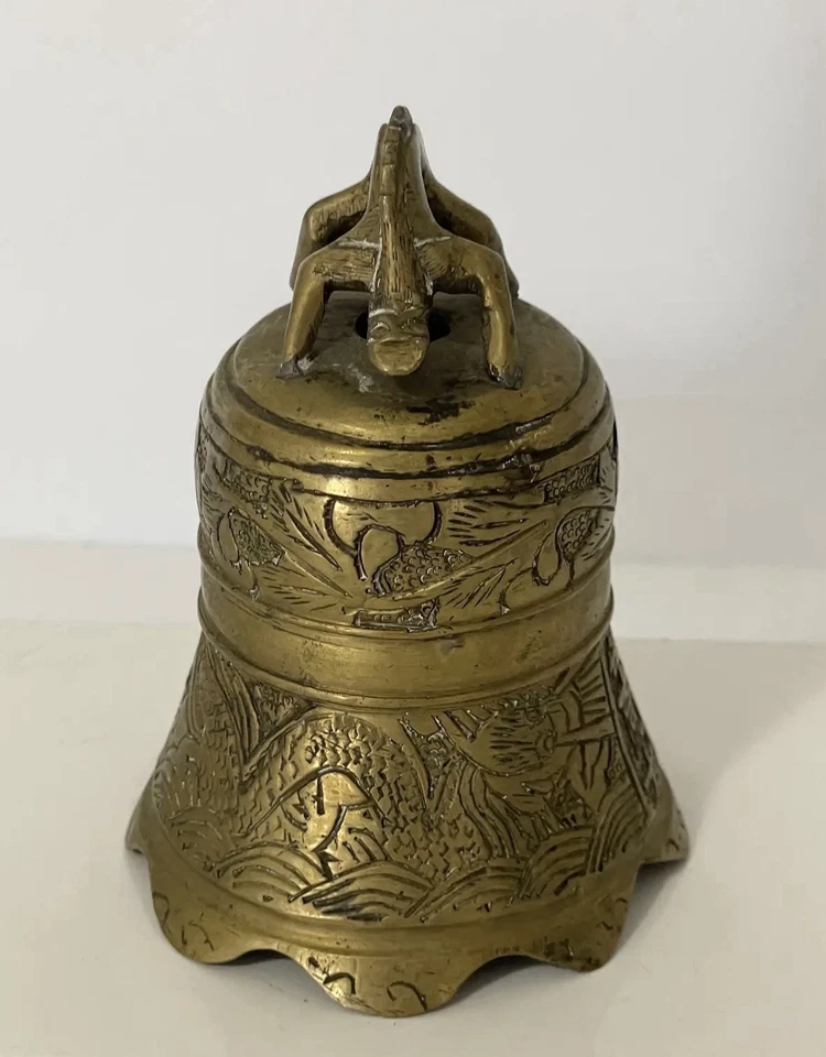 Campana de dragón de latón Zhengho china de principios del siglo XX fundida a mano floral y ondulada Foto 4 de 4