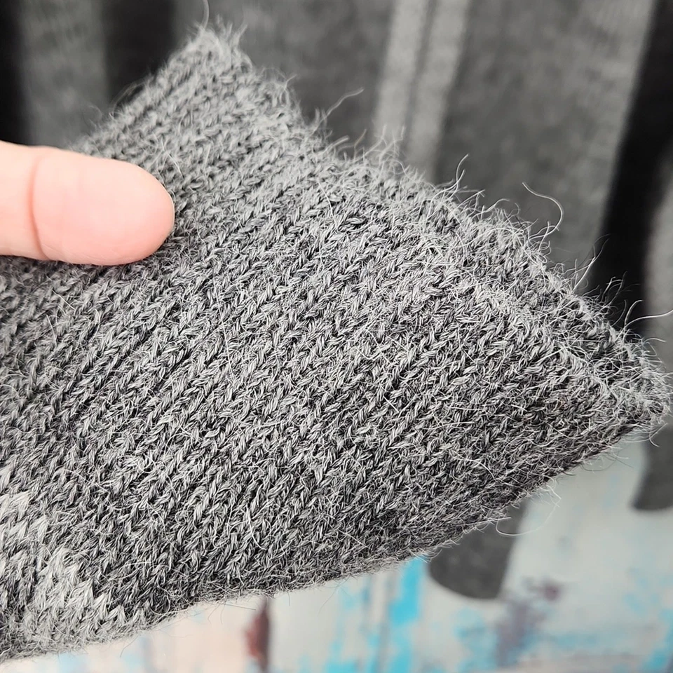 Suéter Pullover Novica 'Modern Tartan' Alpaca en Tonos de Gris Foto 4 de 4