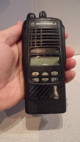 Motorola HT1250 LS UHF 403-470 MHz 16 Kanäle 4 W Zwei-Wege-Funkgeräte AAH25RDH9DU5AN WIE ABGEBILDET