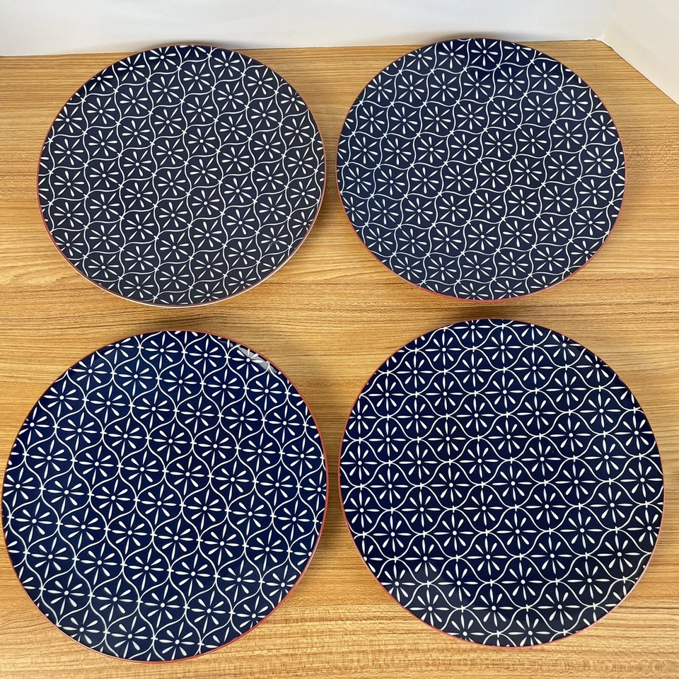 "4 platos de cena Better Homes & Gardens Piers de 10,5"" usados en excelente estado azules con adornos rojos" Foto 3 de 4