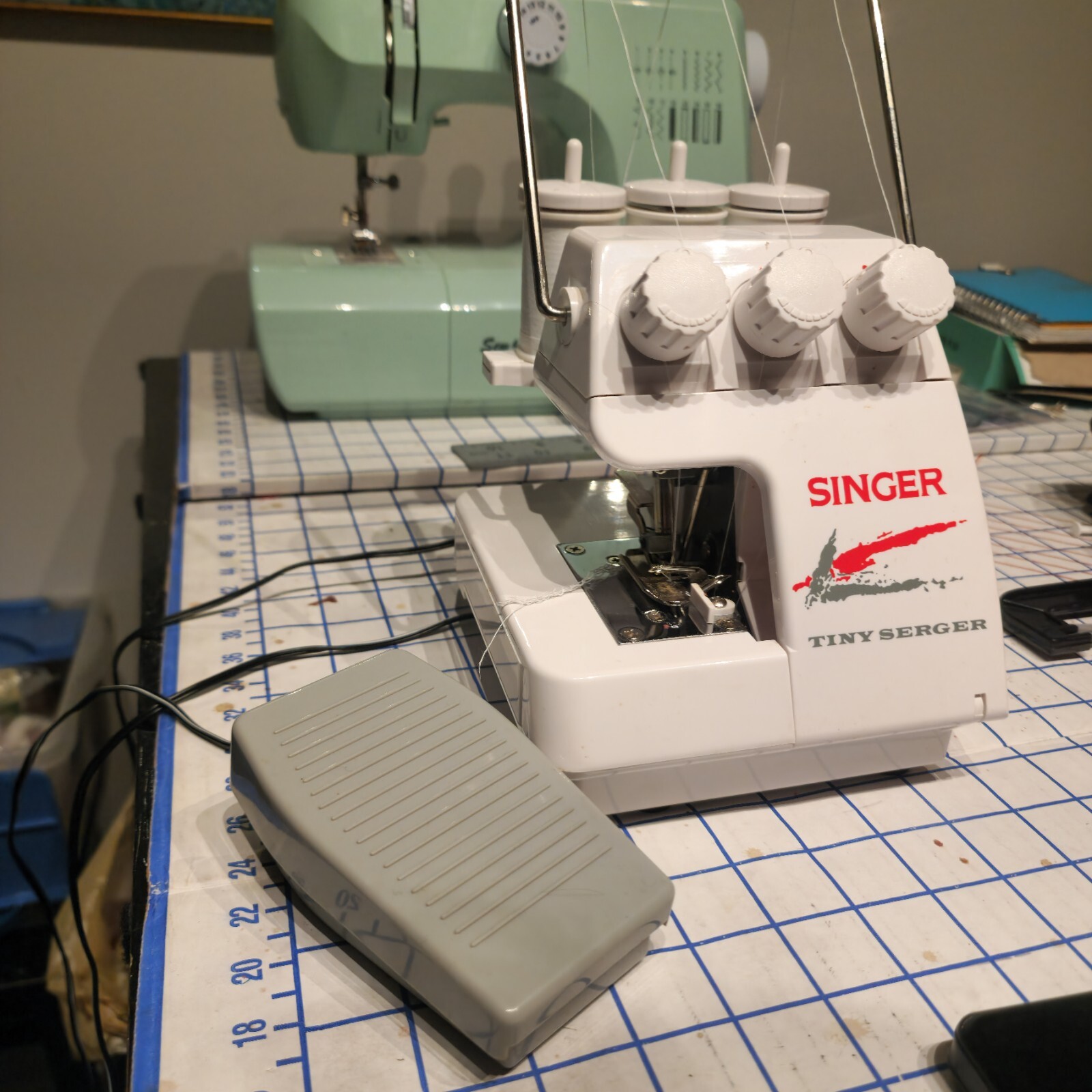 Singer Tiny Serger Overedging Sewing TS380 Plus w/Box Pedal Power Cord