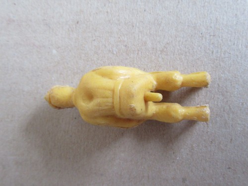 B729 Vintage Homme Assis Bonnet Figurine Jouet Plastique Jaune 2.9 cm X 1.7 cm - Picture 4 of 6