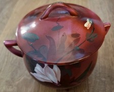 Para pasujących vintage małych doniczek z fasolą z pokrywką z różnymi scenami