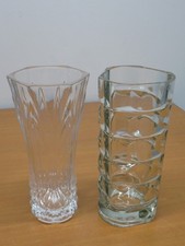 LOT DE 2 VASES EN VERRE