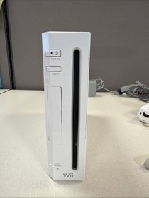 Nintendo Wii RVL-001(USA) White Console Bundle w/2 Wii Remotes Sensor Bar Tested