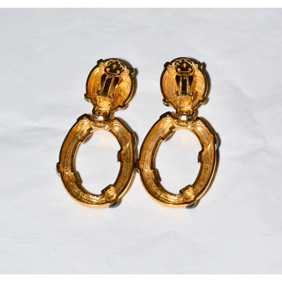 Pendientes de clip con logotipo de diseñador St. John esmalte negro y dorado 1,25" Foto 4 de 4