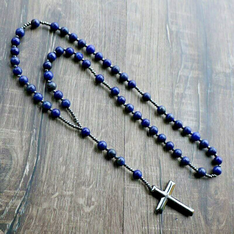 Collier croix en lapis-lazuli et hématite naturelle, le cadeau idéal de bien-être pour homme et femme