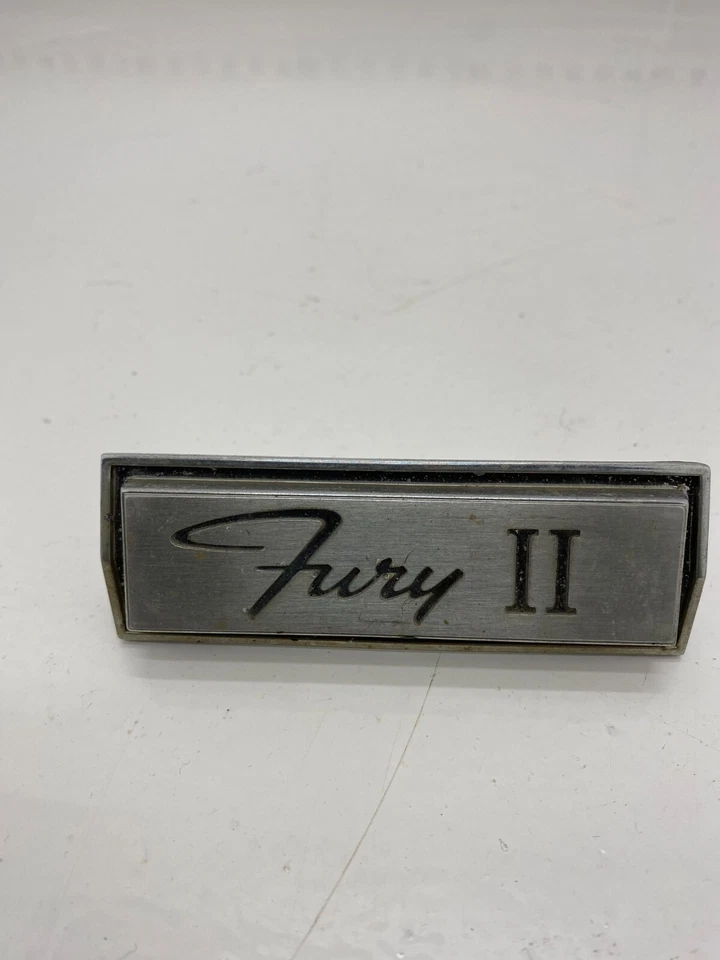 1966 年普利茅斯 Fury II 烤架徽章 Mopar 前饰装饰成型徽章 — 第 2/4 张图片