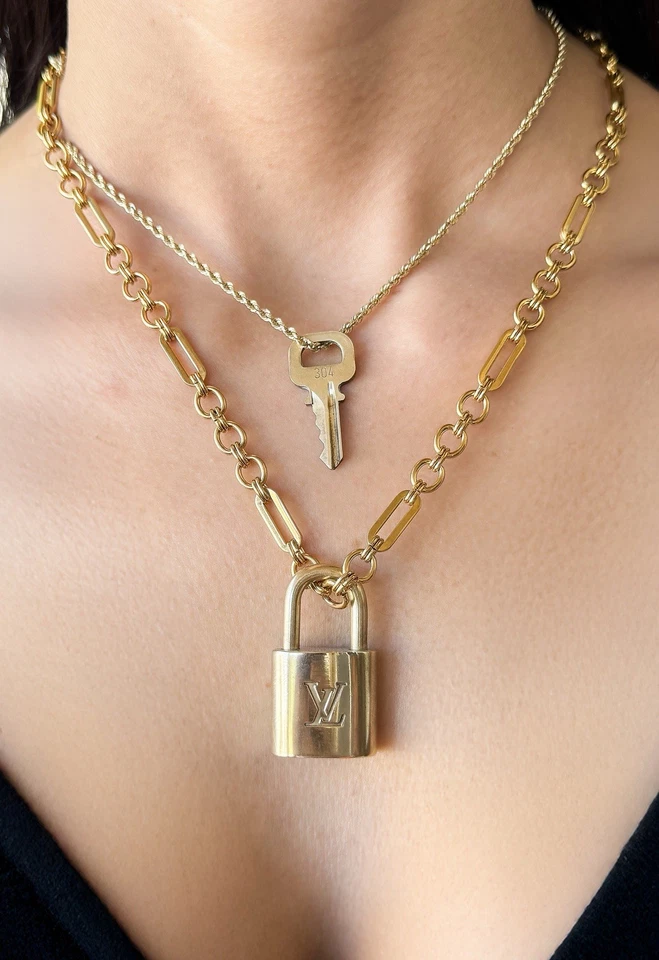 Cerradura y llave Louis Vuitton 100 % auténtica con collar de cadena chapado en oro sin marca Foto 4 de 4