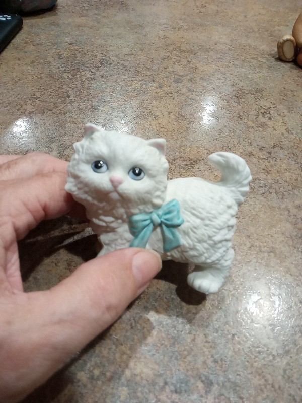  HOMCO PORCELAIN/CERAMIC KITTEN/CAT WITH TEAL COLORED TIE FIGURINE VGC  EB1