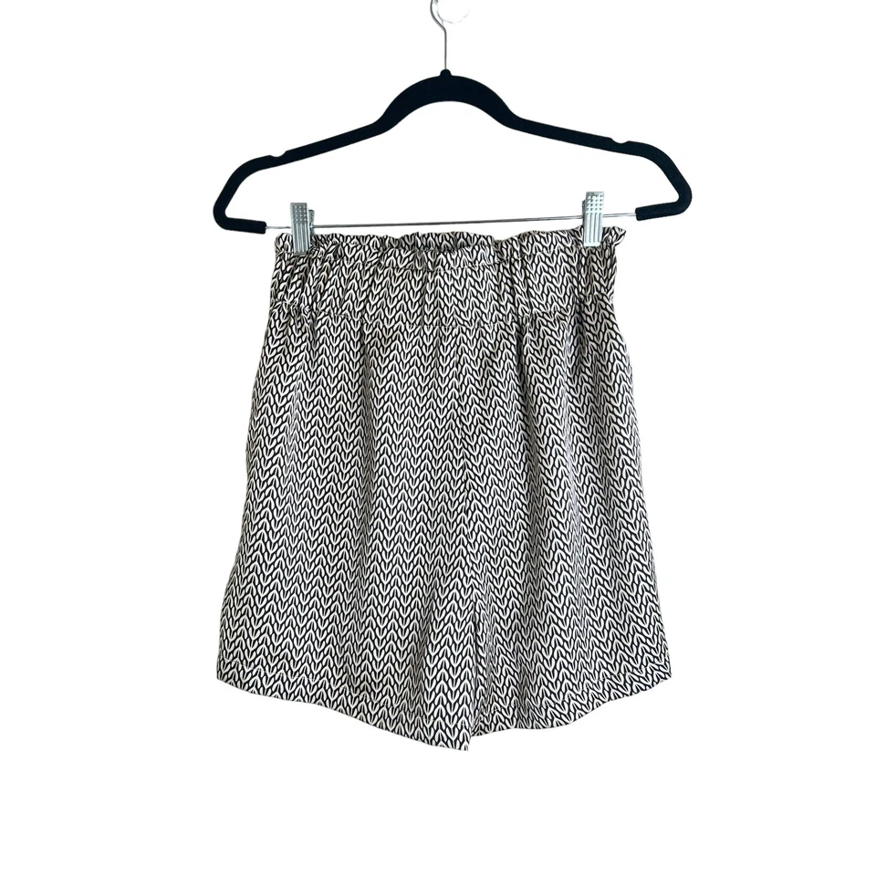 Pantalones cortos de tiro alto H&M para mujer negros beige con patrón de follaje satinado talla 6 Foto 2 de 4