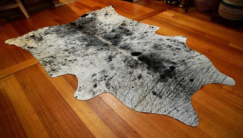 A Feature Packed Branded Mid Sized Speckle Park Salt & Pepper Cow Hide Rug - Foto 5 di 7